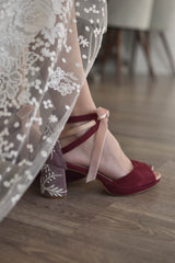 ZAPATOS ABIERTOS PERSONALIZADOS COLOR BURDEOS CON TACON BORDADO