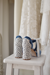 TACONES PARA NOVIAS PERSONALIZADOS CON BORDADO DE FLORES Y LAZO DE RASO