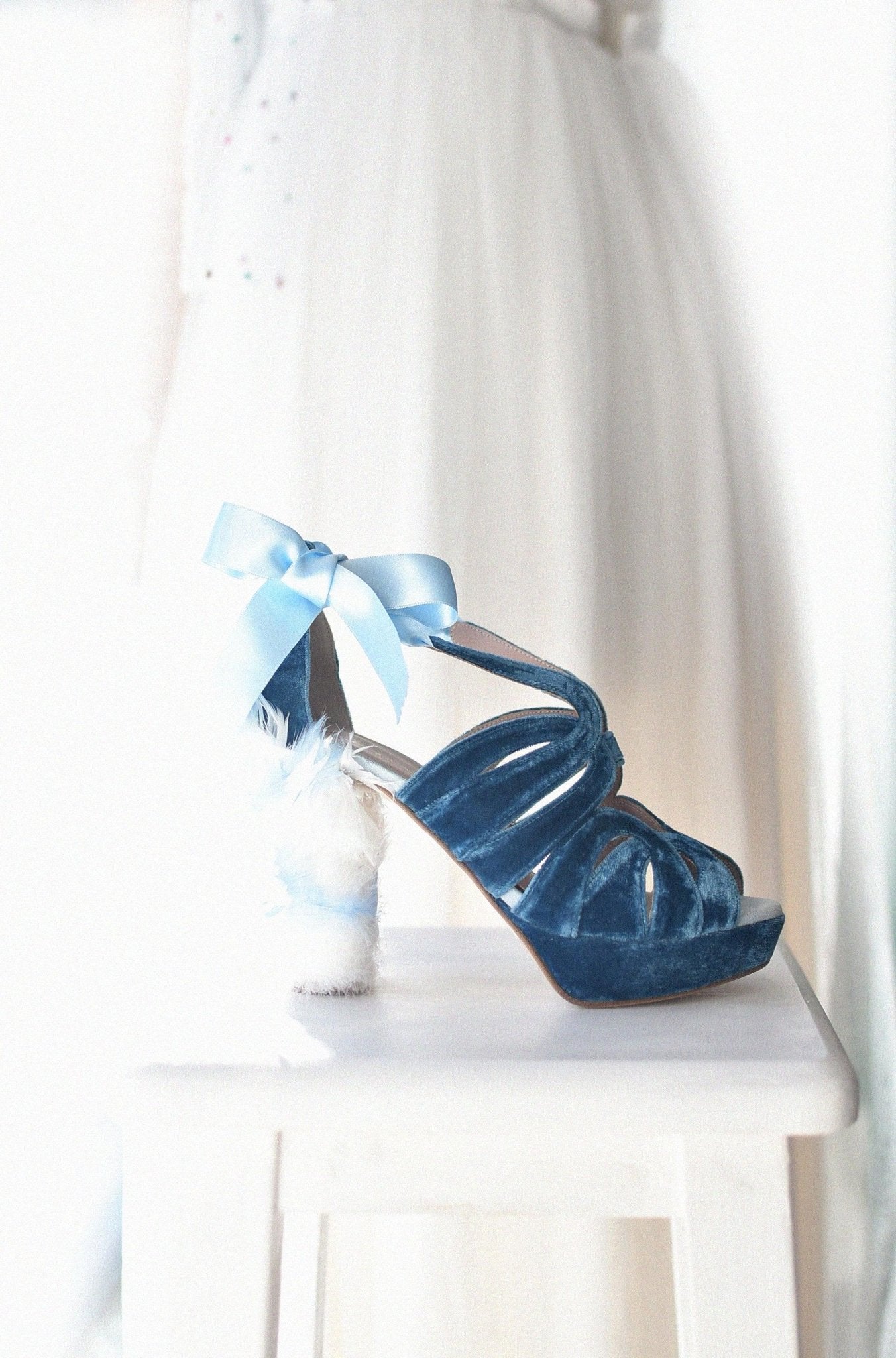ARAVIS Azul Marlin plumas naturales 11 - zapatos_novia