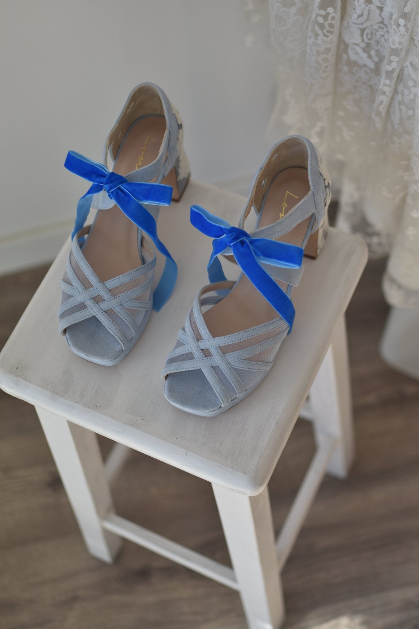 CIARA celeste bordado blanco Horma Reina 6 cm - zapatos_novia