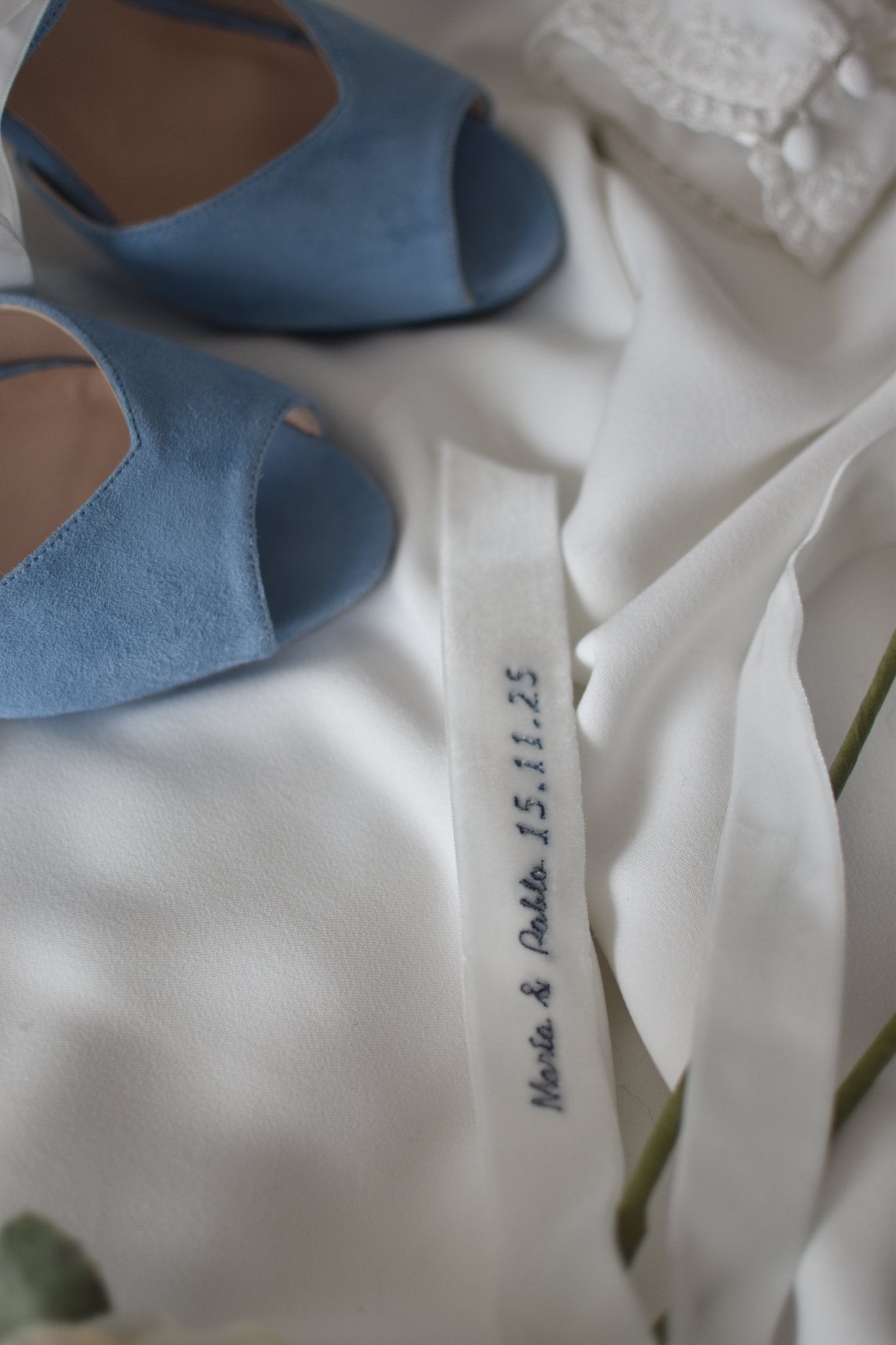 Cinta de terciopelo frase personalizada bordada novia iniciales y fecha - zapatos_novia