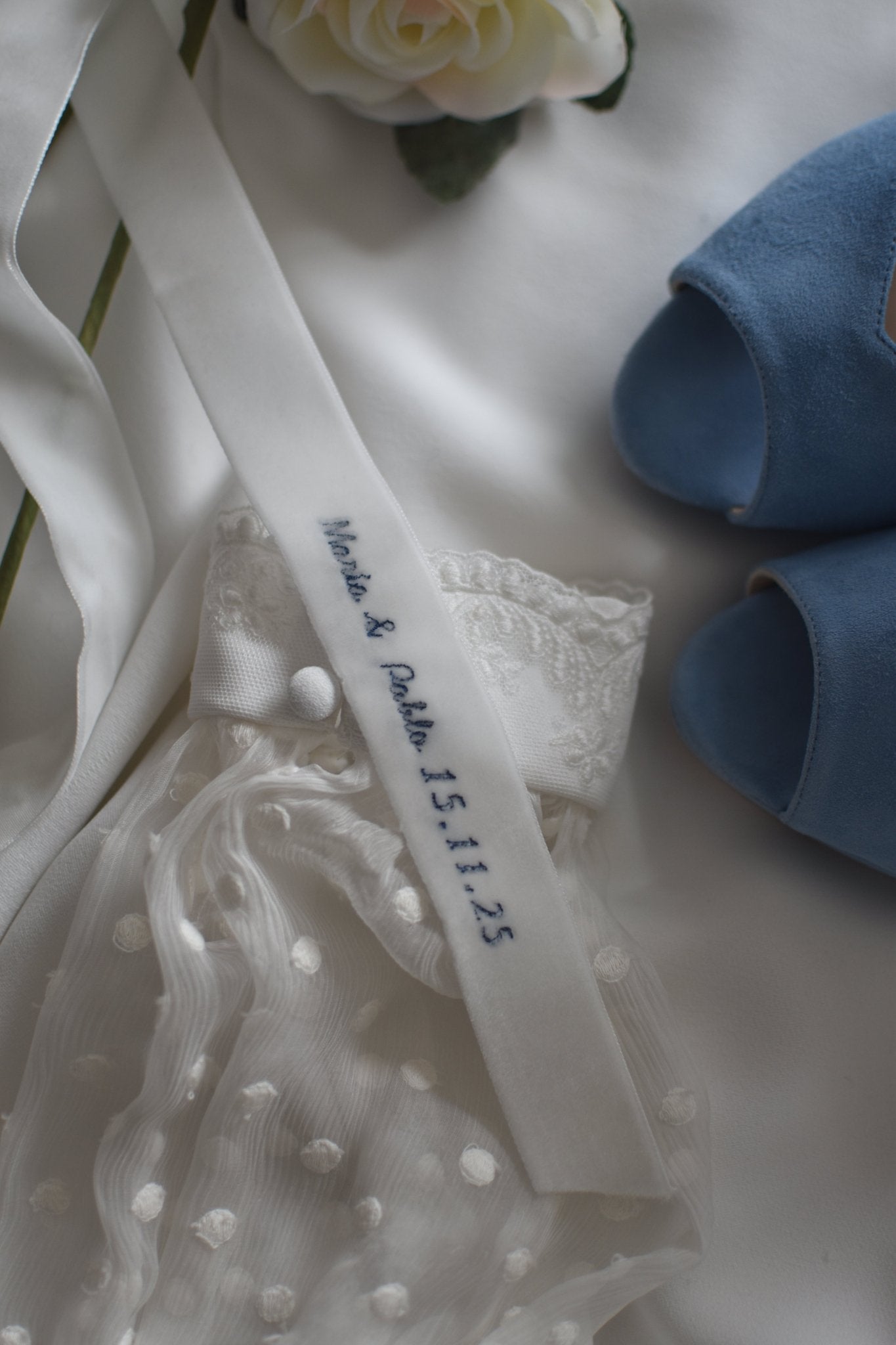 Cinta de terciopelo frase personalizada bordada novia iniciales y fecha - zapatos_novia