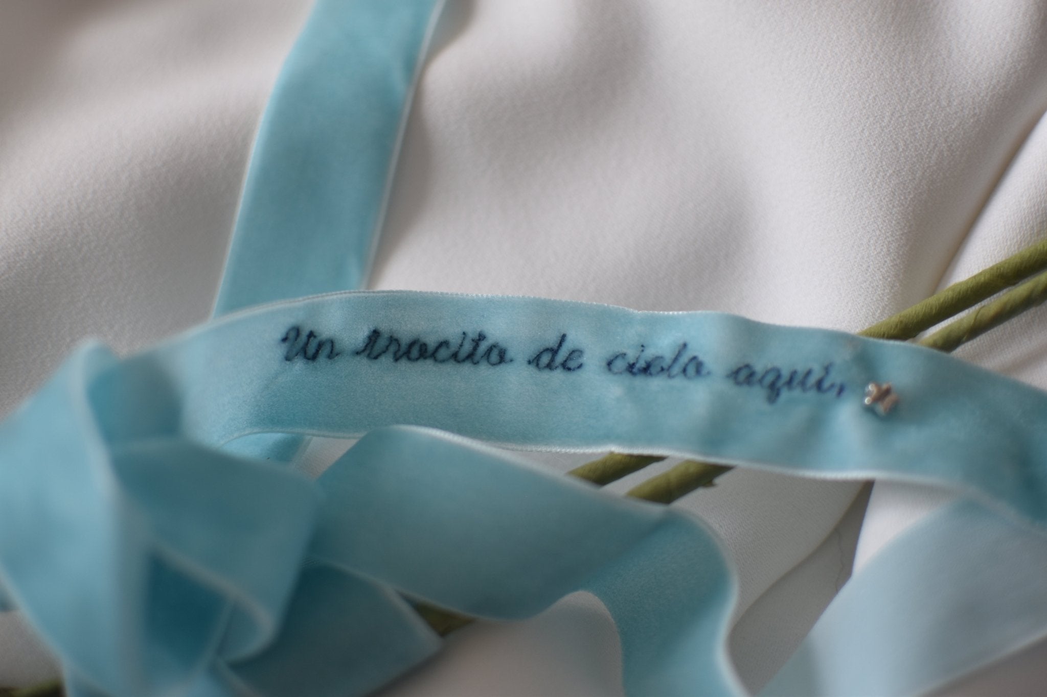 Cinta de terciopelo frase personalizada bordada " Un trocito de cielo aquí" - zapatos_novia