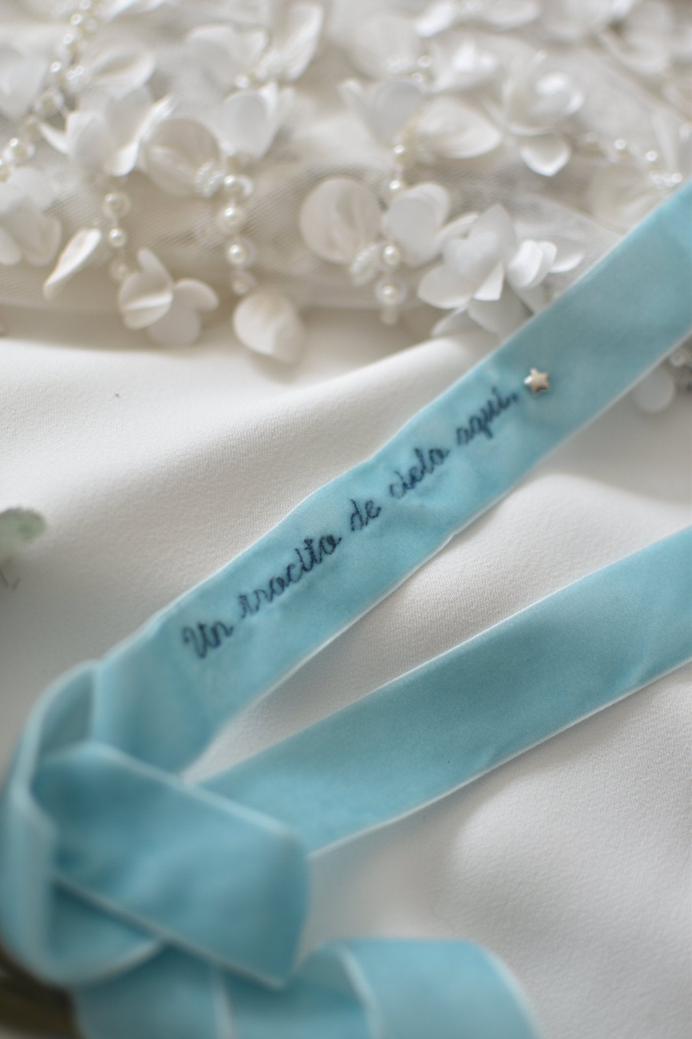 Cinta de terciopelo frase personalizada bordada " Un trocito de cielo aquí" - zapatos_novia