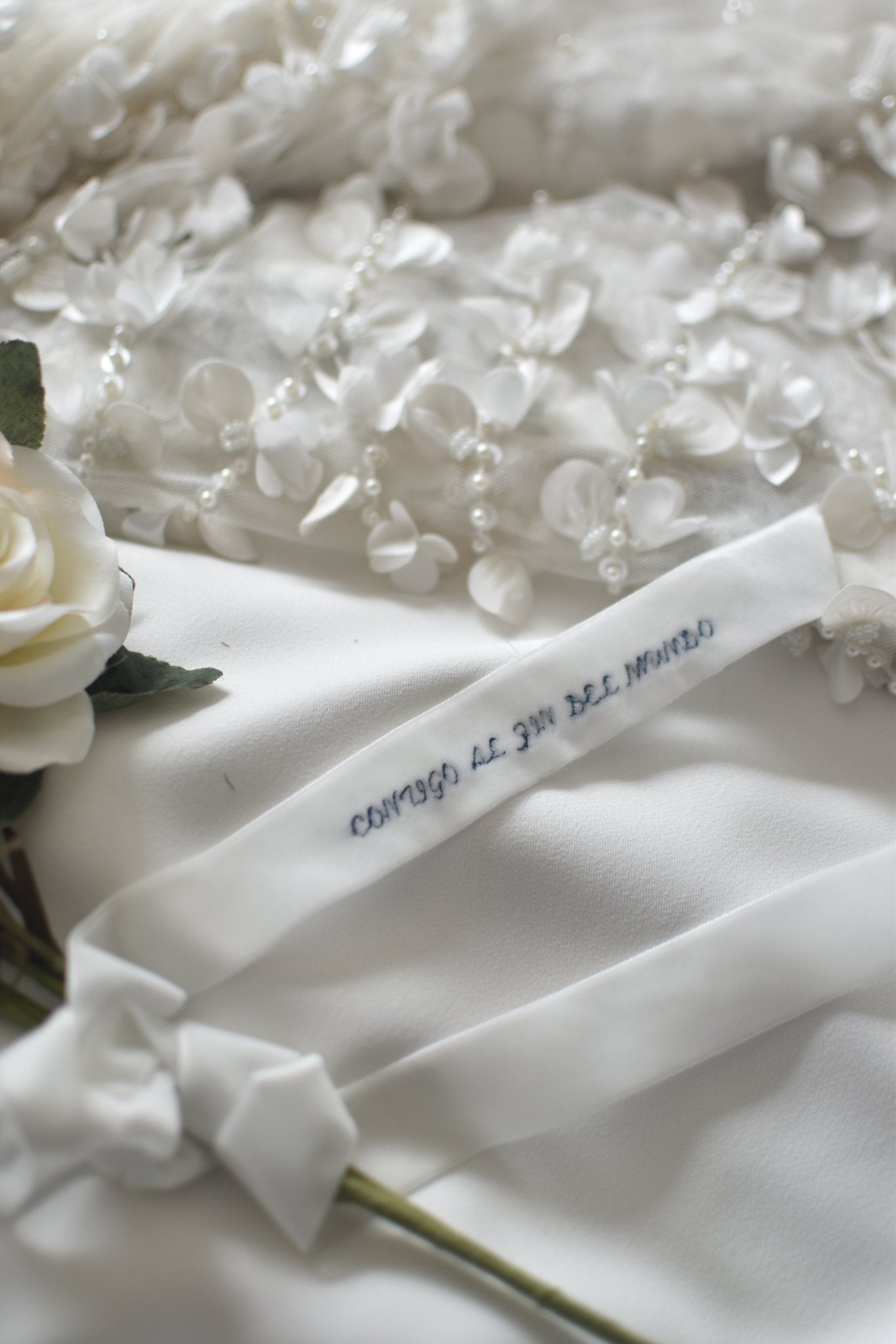 Cinta de terciopelo frase personalizada bordada"CONTIGO, AL FIN DEL MUNDO". - zapatos_novia