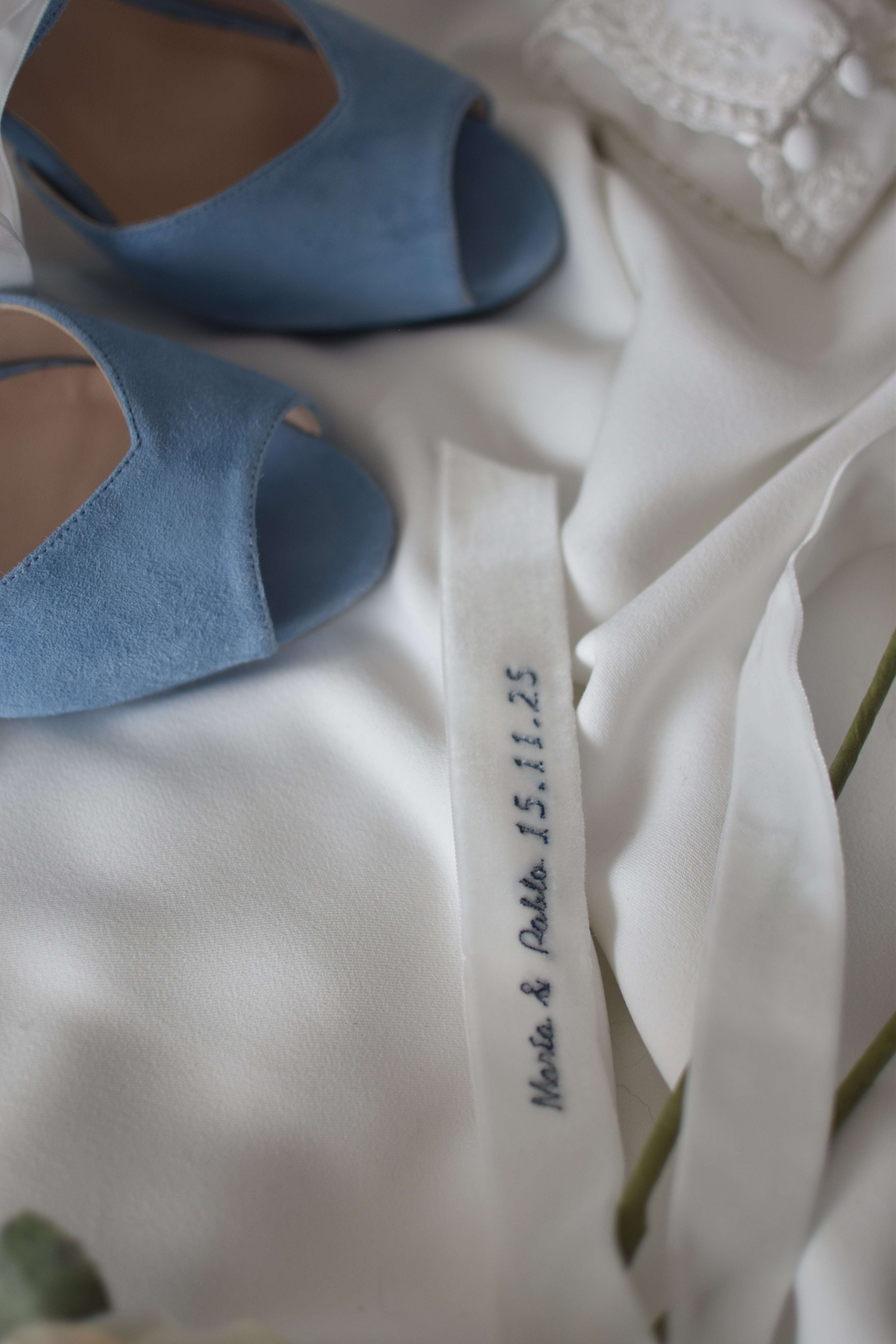 Cinta de terciopelo frase personalizada bordada novia iniciales y fecha