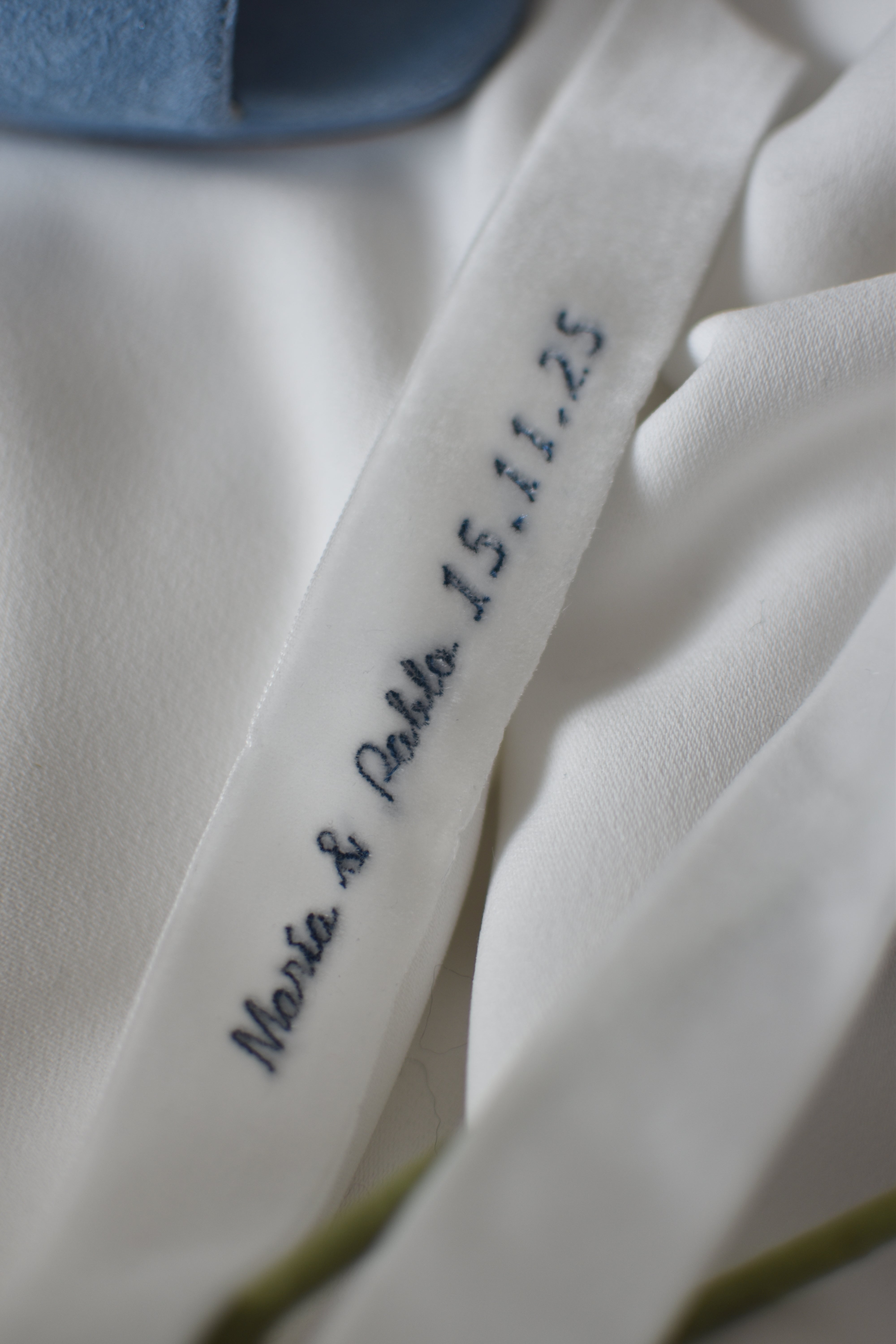 Cinta de terciopelo frase personalizada bordada novia iniciales y fecha