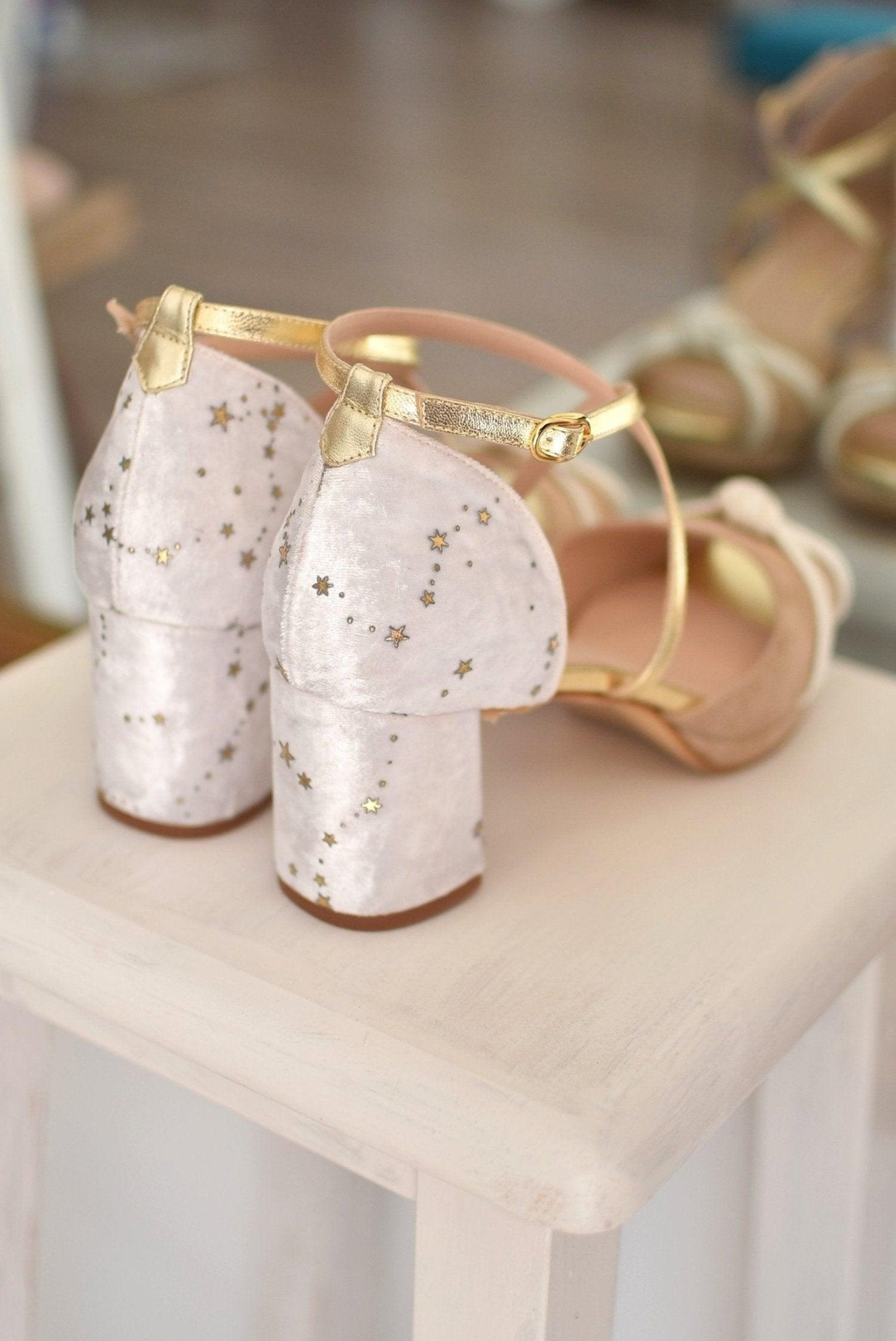 Rosalía abierto nudos de seda white velvet Colección Constelación mini - zapatos_novia