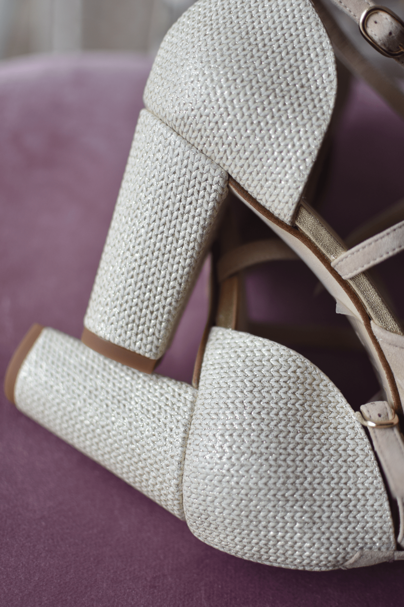 ROSALÍA cerrado beige rafia dorada 85 - zapatos_novia