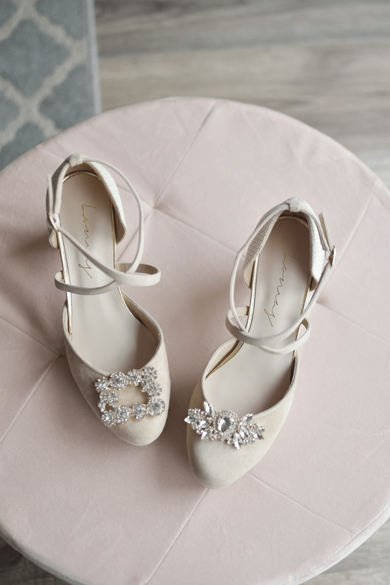 ROSALÍA cerrado beige rafia dorada 85 - zapatos_novia
