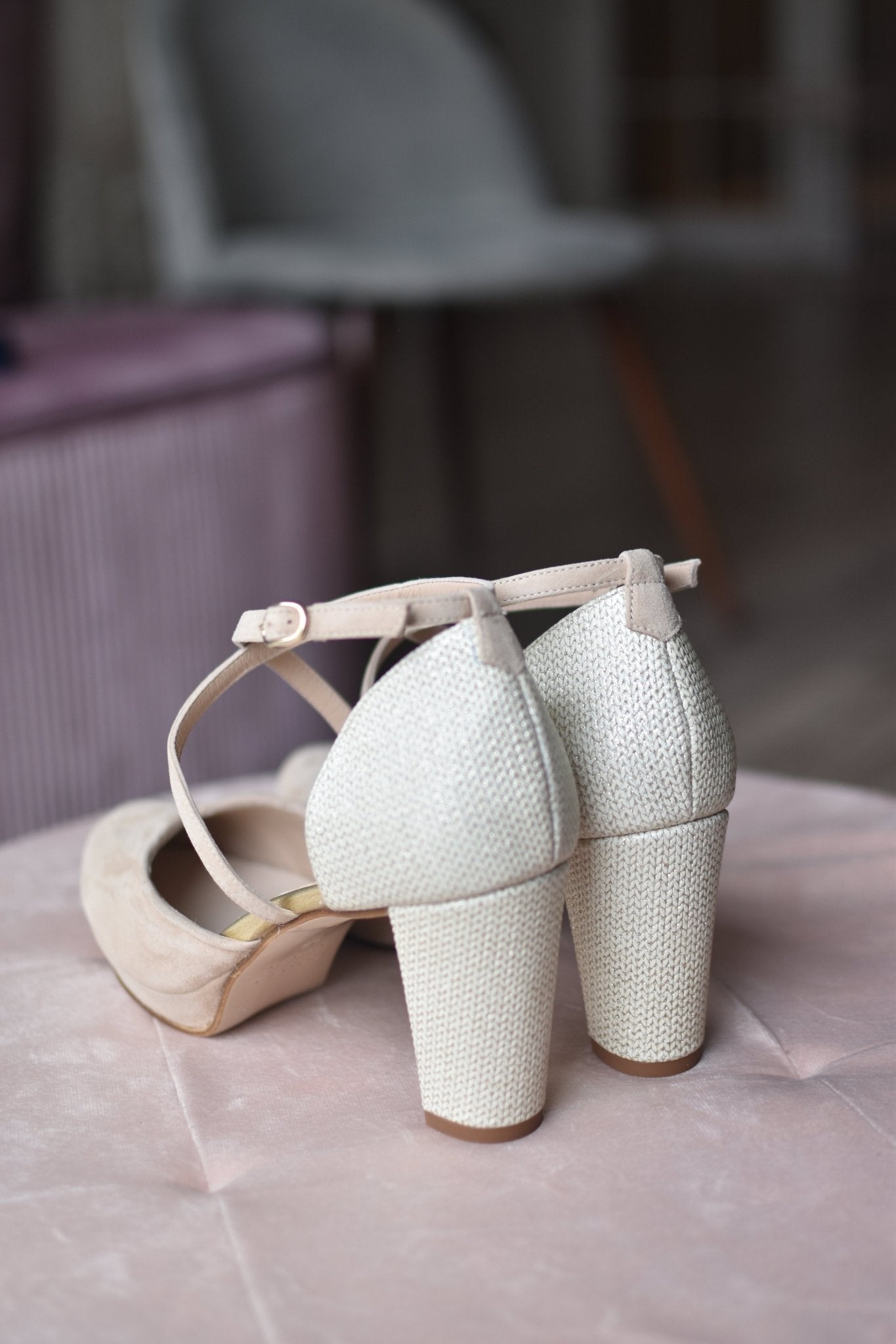 ROSALÍA cerrado beige rafia dorada 85 - zapatos_novia