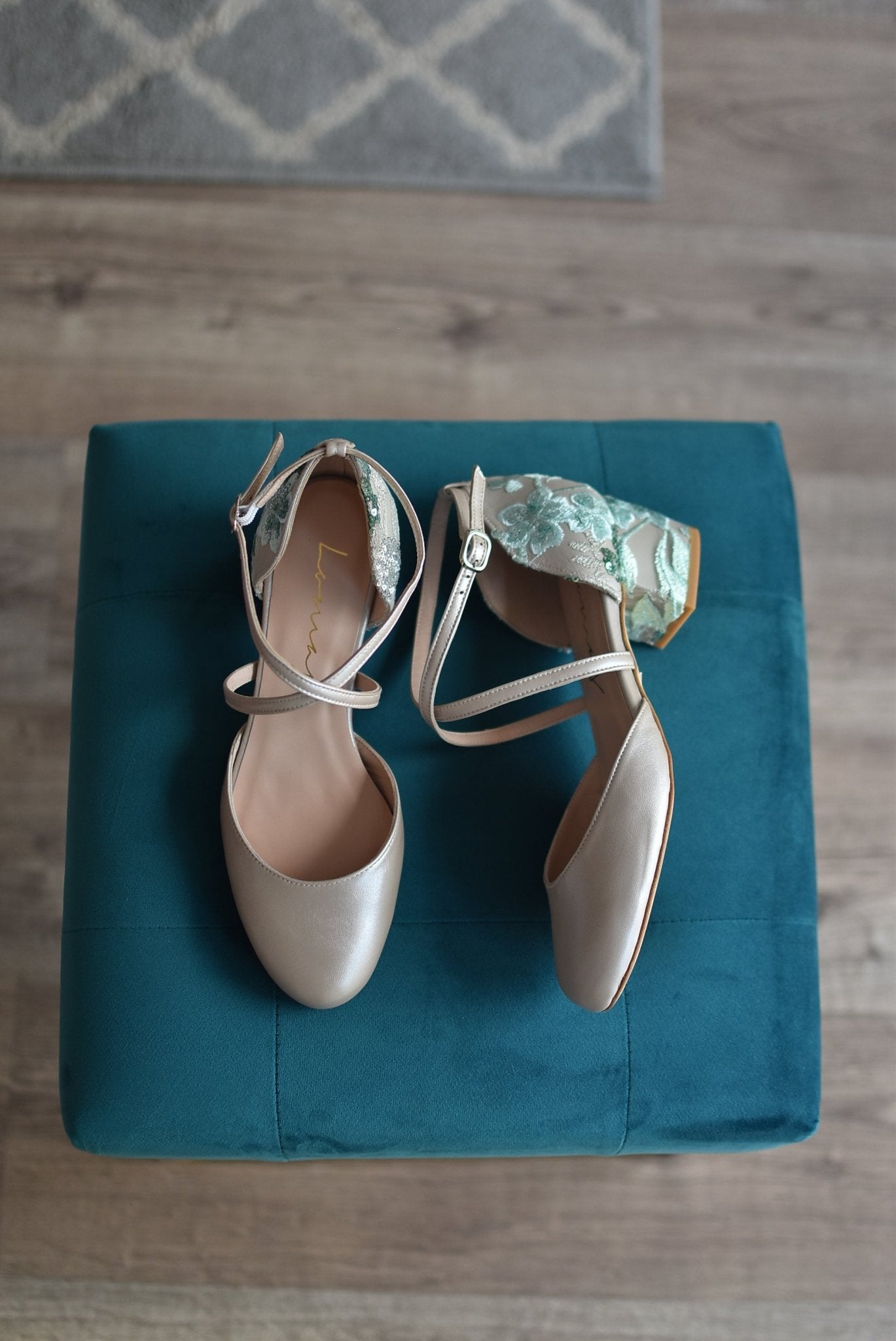 ROSALÍA cerrado nácar dorado bordado Grafito mint mini 55 - zapatos_novia
