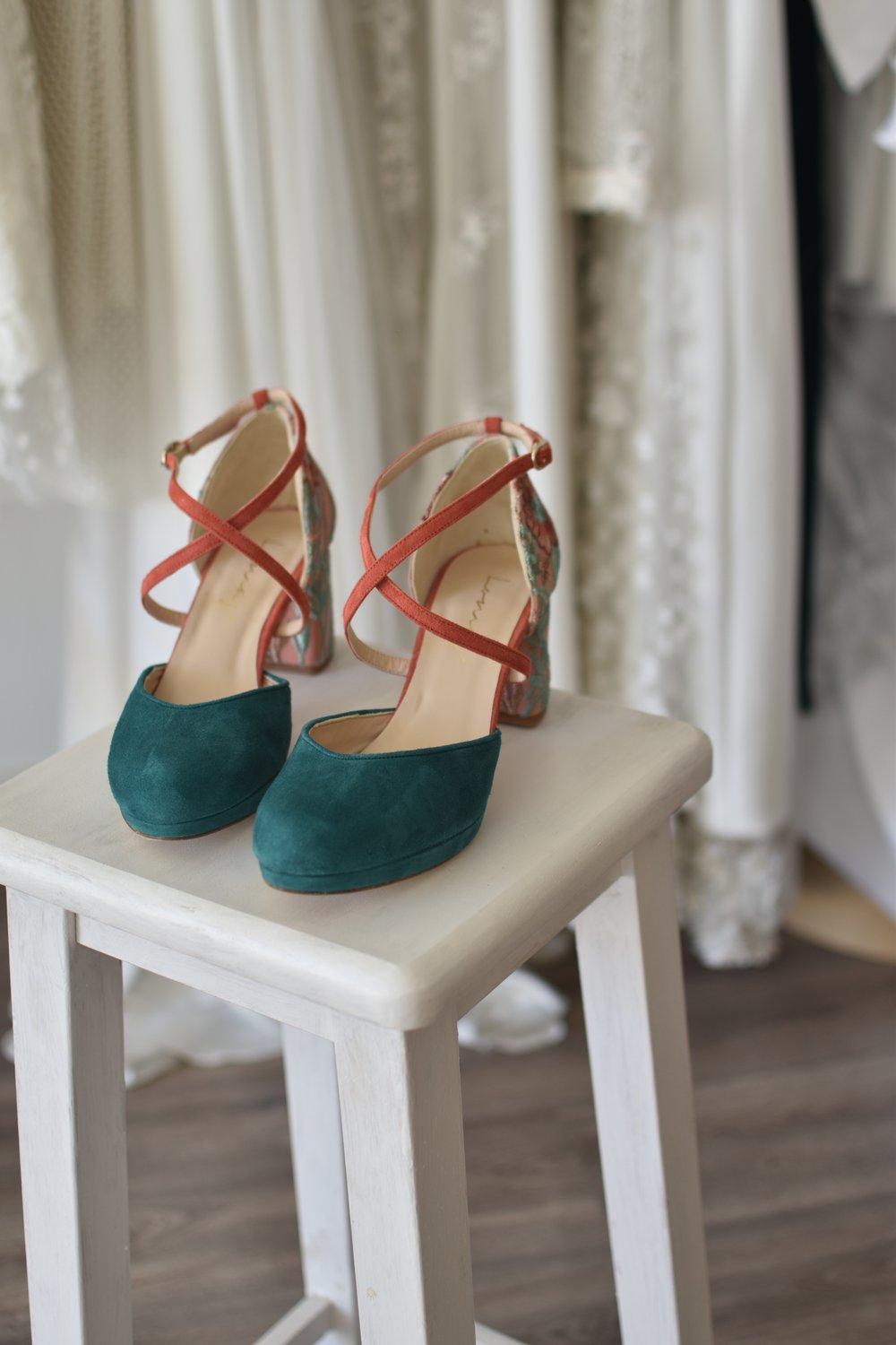 Rosalía cerrado petrol y caldero bordado Sophie flores tacón 7 cm - zapatos_novia