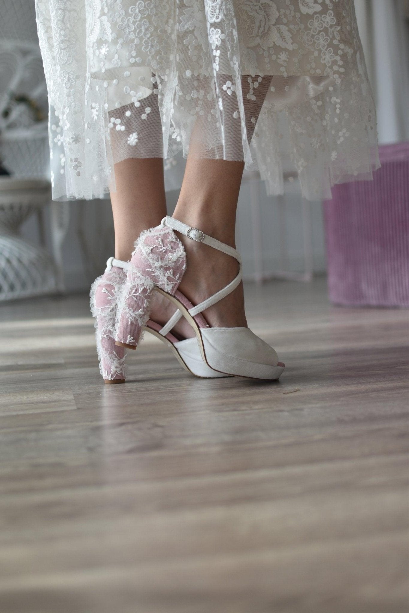 Rosalía terciopelo blanco y rosa bordado Camille tacón 10cm - zapatos_novia