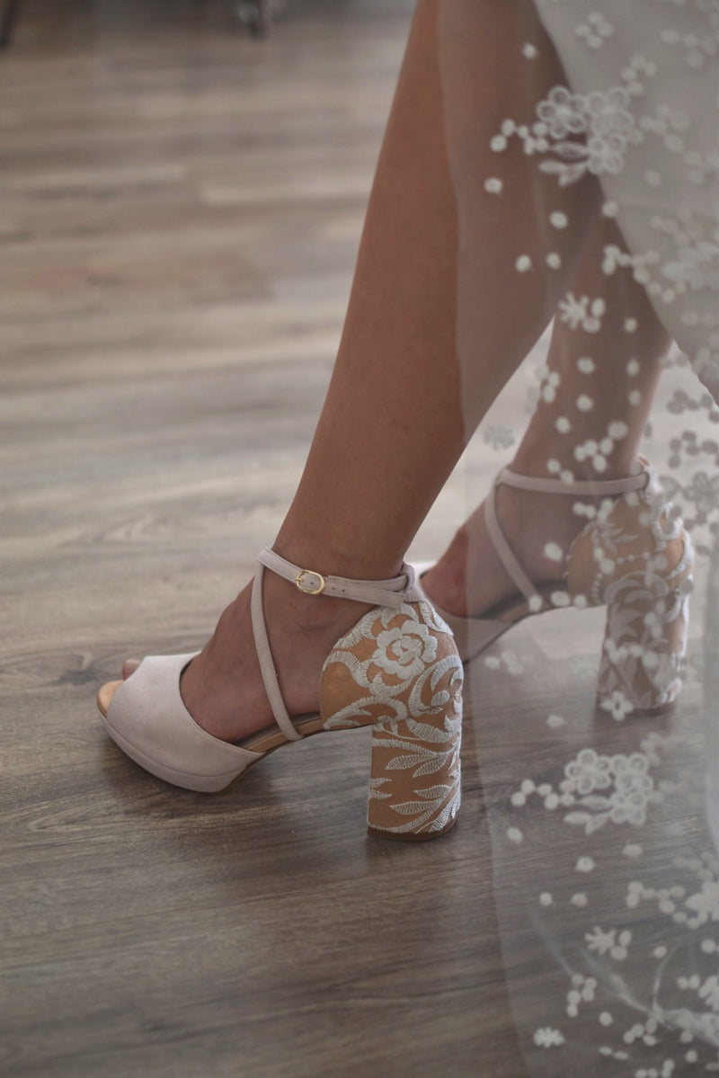 Rosalía open soft pink embroidered Crystal heel 8.5cm