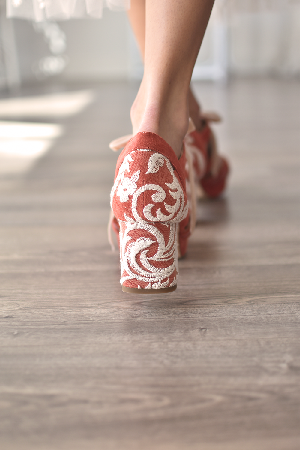 ZAPATO TACON BAJO PERSONALIZADOS PARA NOVIA CON BORDADO BLANCO